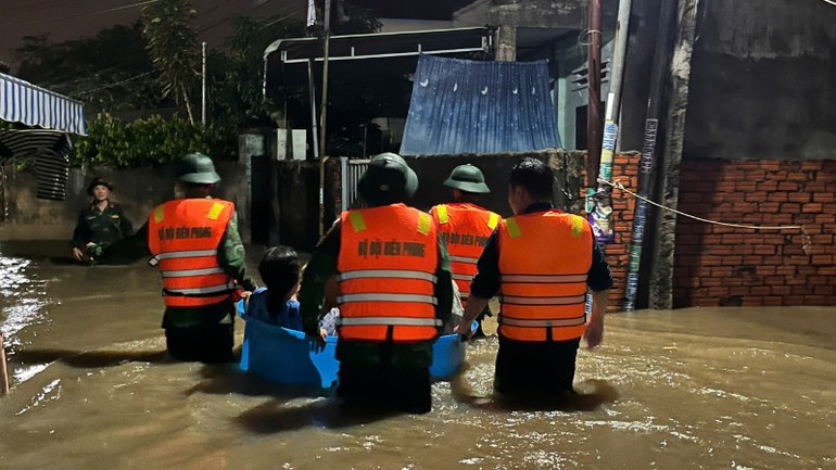 Lực lượng đang đưa người lớn tuổi lên thúng. 2493452904418907574-1-6393.jpg