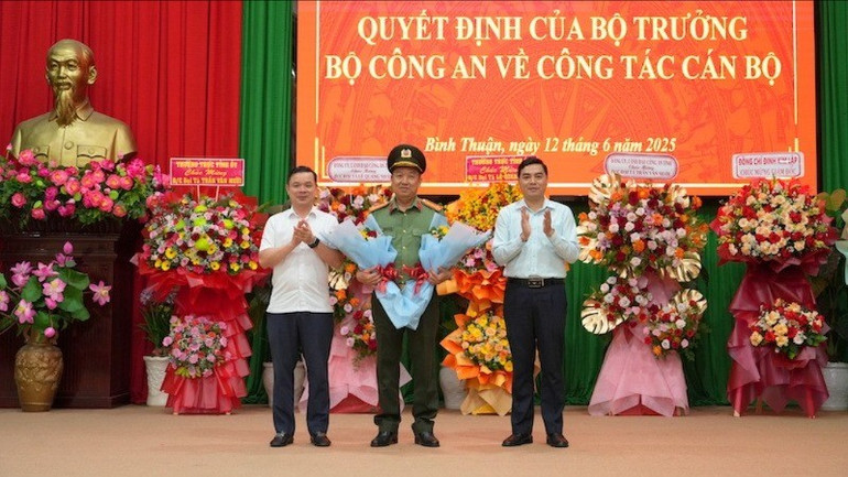 Lãnh đạo tỉnh tặng hoa chúc mừng Đại tá Trần Văn Mười. 6-3537.jpg