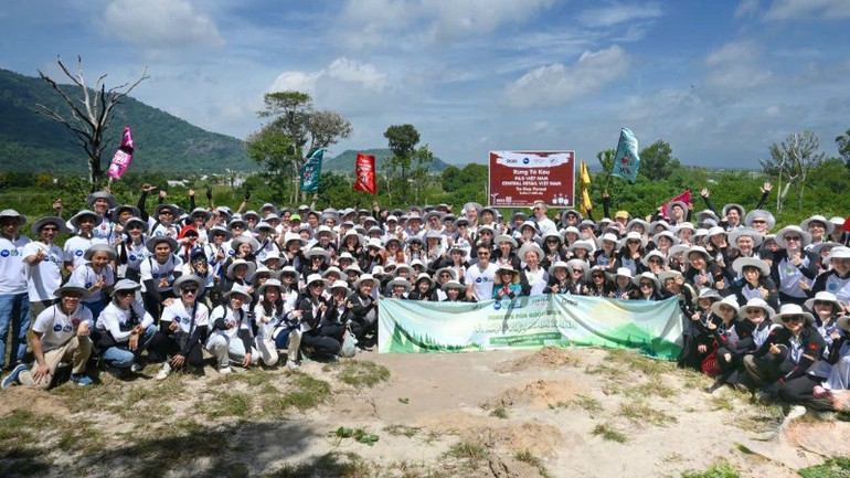 Hơn 160 người tham gia trồng rừng. 29668c35bb44311a6855-2472.jpg