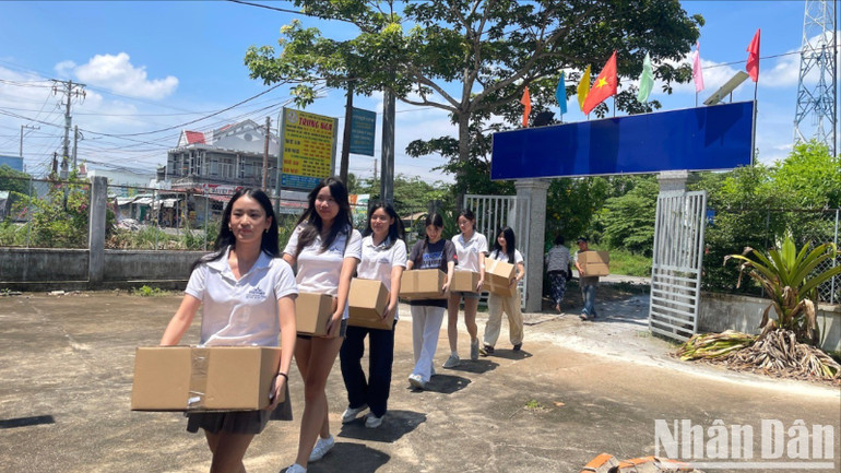 Các thành viên mang quà vào hội trường. img-8920-2668.jpg