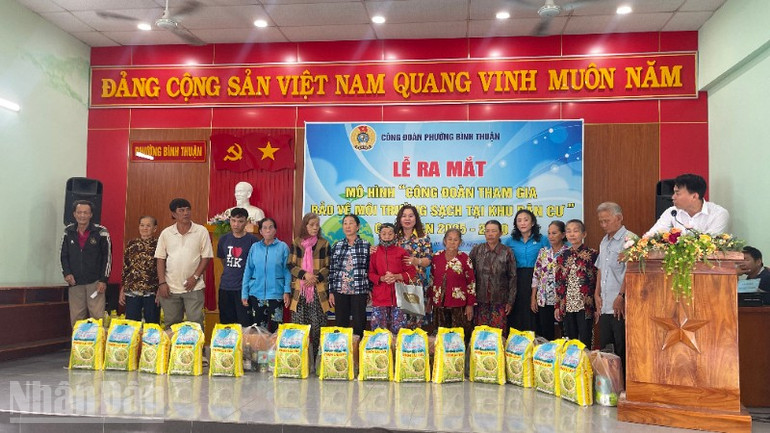 Tặng quà cho người dân có hoàn cảnh khó khăn. ndo_bl_img-4552-9134.jpg