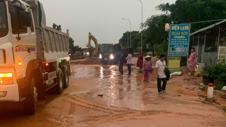 Các xe xúc đang xử lý hiện trường. 4493425684971936820-1458.jpg