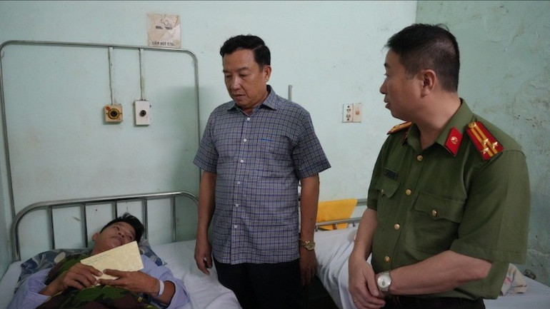 Đại tá Trần Văn Mười, Phó Giám đốc Công an tỉnh dẫn đoàn đã đến thăm hỏi, động viên Trung tá Đinh Quốc Hiện bị đối tượng bắn trọng thương và đang điều trị tại Bệnh viện Đa khoa Bình Thuận. dsc06322-3164.jpg