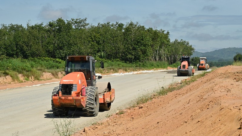 Đơn vị đang thi công dự án để hoàn thành đúng tiến độ. (Ảnh: ĐÌNH HÒA) dsc-2350-anh-dinh-hoa-2957.jpg