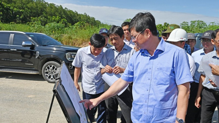 Đoàn công tác Ủy ban nhân dân tỉnh kiểm tra công trình. (Ảnh: ĐÌNH HÒA) dsc-2398-anh-dinh-hoa-4-1280.jpg