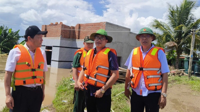 Đoàn thăm hỏi xuống trực tiếp vùng bị chia cắt do lũ. ca1bae4df50879562019-9602.jpg