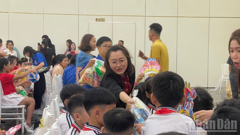 Bà Trần Thị Trung Trinh, Phó Chủ tịch Ủy ban nhân phường tặng quà cho các em thiếu nhi. ndo_br_img-4419-1922.jpg