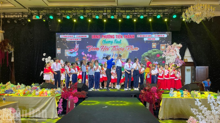 Các em thiếu nhi giao lưu với chú Cuội. ndo_bl_img-4457-4400.jpg