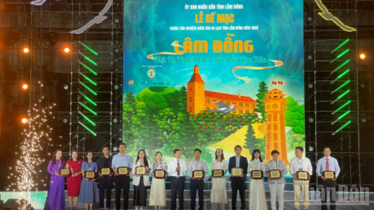 Trao tặng bằng khen các doanh nghiệp. ndo_br_3a5f85a1-5895-416d-bbc0-545b1a25e2a9-1045.jpg