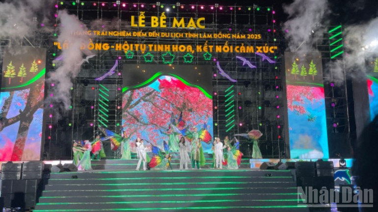 Các tiết mục văn nghệ trong lễ bế mạc. ndo_br_79a7a7b0-5afd-4af2-ae0c-0a0ac7108968-9191.jpg