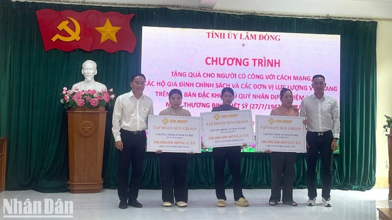 Ba hộ có hoàn cảnh khó khăn, chưa có nhà ở được trao tiền tài trợ xây dựng nhà. img-0977-3291.jpg