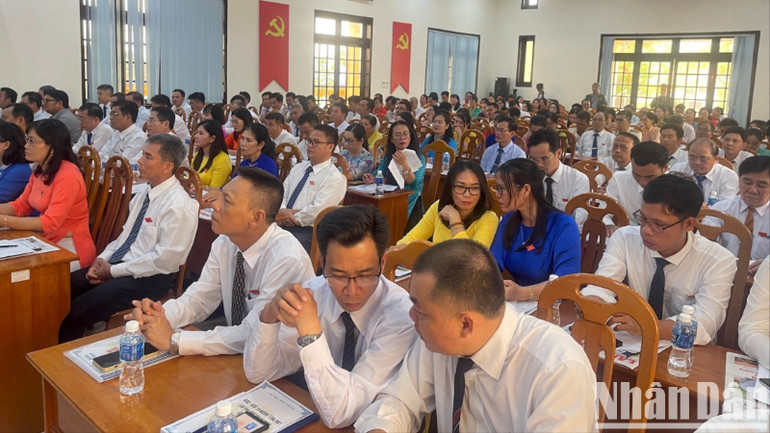 Các đại biểu tham dự hội nghị. img-1155-2819.jpg