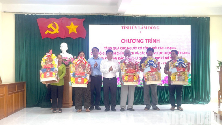 Bí thư Tỉnh ủy Y Thanh Hà Niê Kđăm cùng với Phó Bí thư Tỉnh ủy Đặng Hồng Sỹ tặng quà cho gia đình cách mạng. img-0967-7884.jpg