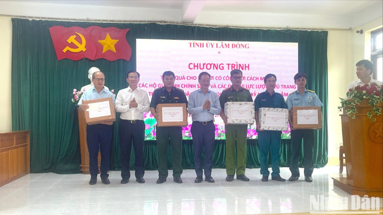 Đồng chí Trần Hồng Thái, Chủ tịch Hội đồng nhân dân tỉnh cùng với đồng chí Hồ Văn Mười, Chủ tịch Ủy ban nhân dân tỉnh tặng quà lực lượng vũ trang tiêu biểu. img-0973-5362.jpg
