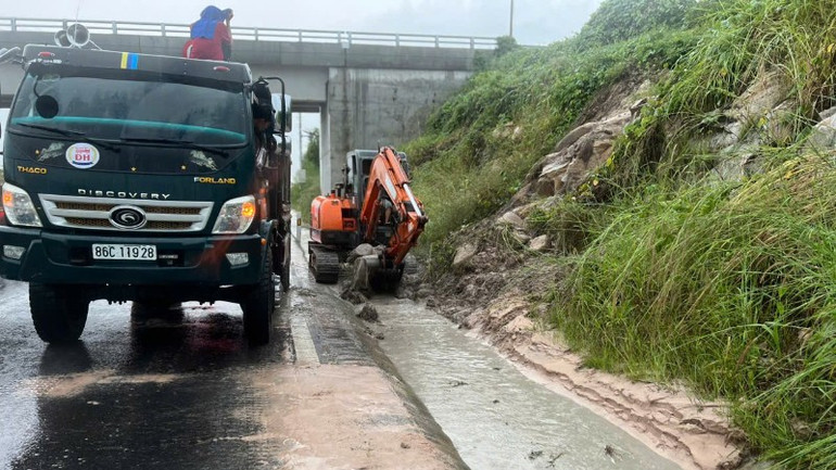 Cát từ trên đồi cao tràn xuống cao tốc Vĩnh Hảo-Phan Thiết. 3695500500776993733-1493.jpg