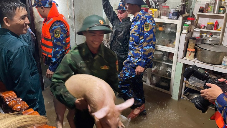 Đưa tài sản, người ra khỏi vùng ngập. 3074706962464957408-5585.jpg