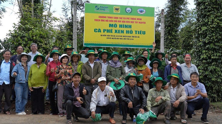 Đông đảo bà con nông dân hưởng ứng và tham gia Chương trình "Canh tác cà-phê thông minh thích ứng với biến đổi khí hậu", do Công ty cổ phần Phân bón Bình Điền phối hợp Trung tâm Khuyến nông quốc gia và Viện Khoa học kỹ thuật nông lâm nghiệp Tây Nguyên triển khai. 8d1f63cc924b1915405a-7833.jpg