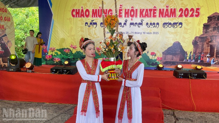 Các nghi lễ trong ngày hội. ndo_bl_img-5128-4965.jpg