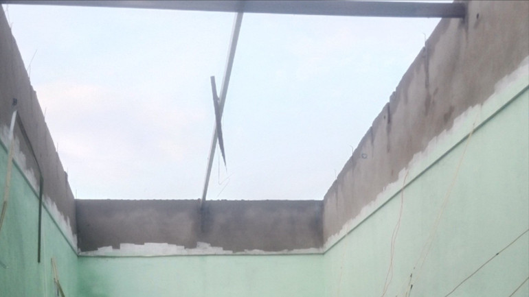 Một căn nhà bị thổi bay mái chỉ còn bức tường. c6e6784bb07e06205f6f-749.jpg