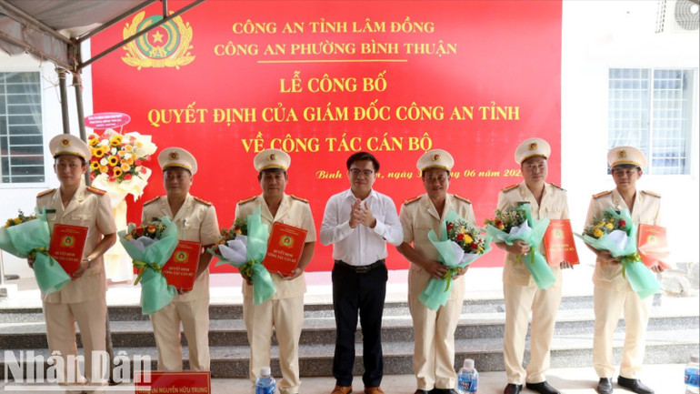 Chủ tịch Ủy ban nhân dân phường Bình Thuận chúc mừng lãnh đạo Công an phường Bình Thuận. 12464f2a35ba82e4dbab-7922.jpg