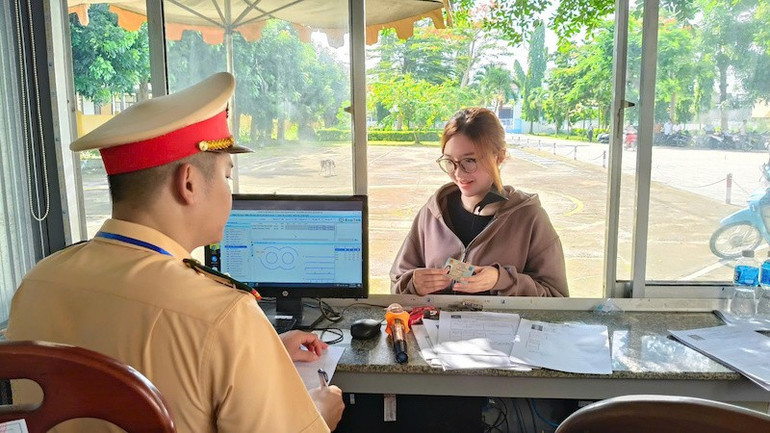 Kiểm tra, đối chiếu các loại giấy tờ của thí sinh trước khi vào sát hạch. 8e8945afbdef0ab153fe.jpg