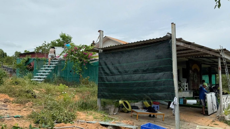 Lực lượng chức năng đang tháo dỡ nhà. 0912564ca0572d097446-3181.jpg