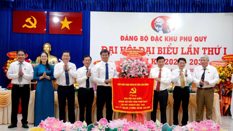 Đồng chí Y Thanh Hà Niê Kđăm, Ủy viên Trung ương Đảng, Bí thư Tỉnh ủy Lâm Đồng, tặng cờ cho Đảng bộ đặc khu Phú Quý. 2082bbc597c11e9f47d0-4005.jpg