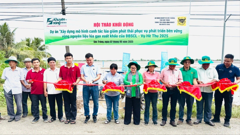 Các đại biểu tham dự và cắt bằng khởi động dự án tại HTX nông nghiệp 1/5 41d8d6ac1776a028f967-6397.jpg