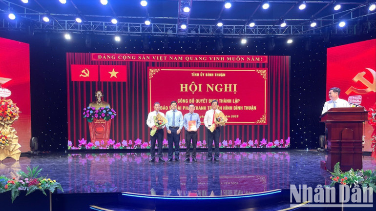 Trao quyết định thành lập Báo và Đài Phát thanh-Truyền hình Bình Thuận img-8752-9973.jpg