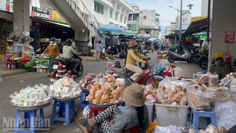 Nhiều người lấn chiếm chung quanh chợ Phan Thiết để bán đồ. ndo_bl_img-2392-8956.jpg