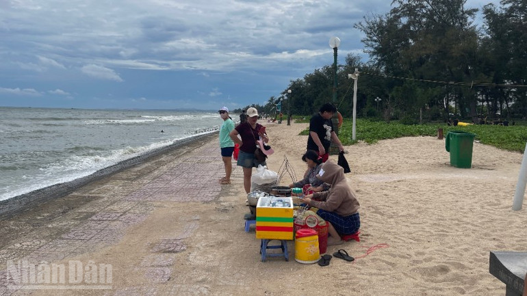 Buôn bán thực phẩm trên bãi tắm Đồi Dương (phường Phan Thiết). ndo_bl_img-2402-4780.jpg