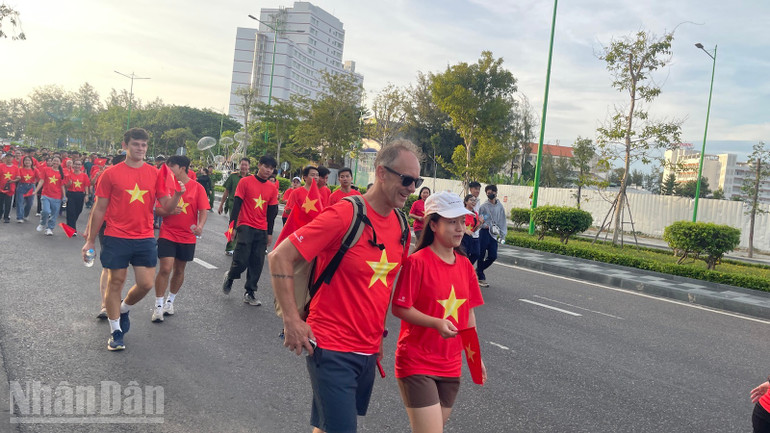 Khách nước ngoài tham gia đi bộ. ndo_bl_img-2259.jpg
