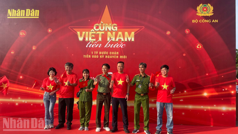 Các đơn vị chụp ảnh lưu niệm. ndo_bl_9dbec46797561f084647.jpg
