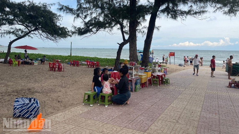 Hàng rong buôn bán bãi tắm Đồi Dương (phường Phan Thiết). ndo_bl_img-2408-3741.jpg