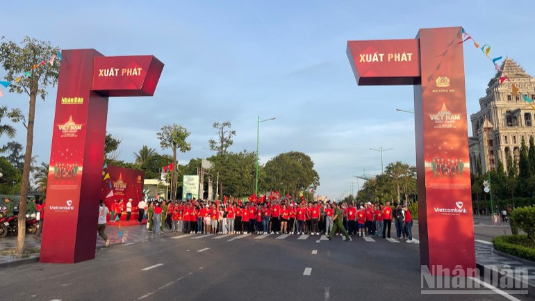 Hơn 1.000 người xuất phát. ndo_br_img-2177-4380.jpg