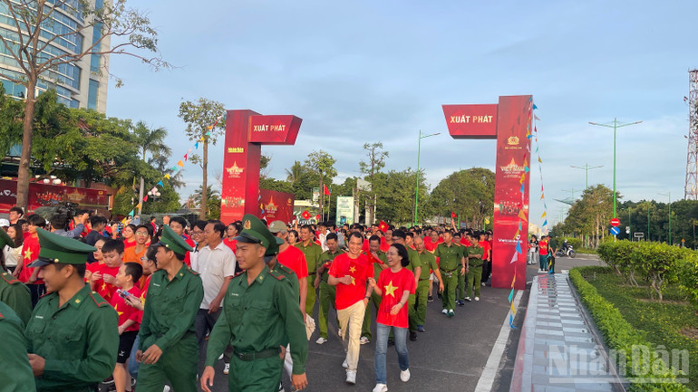Nhiều người dân, doanh nghiệp, quân đội cùng tham gia. ndo_br_img-2206.jpg