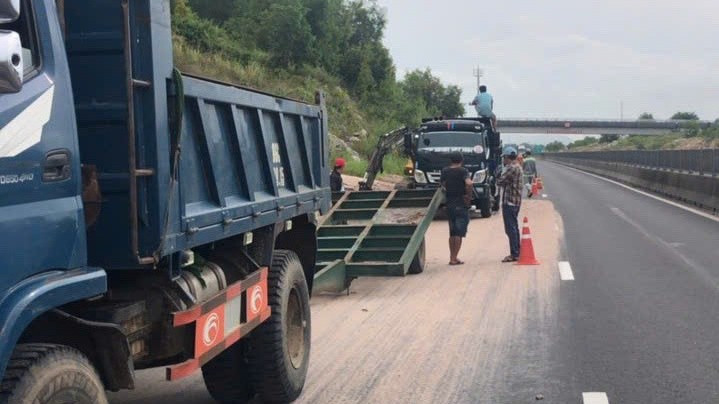Đơn vị quản lý đường cao tốc thu dọn cát. 64803096f942721c2b53-2111.jpg