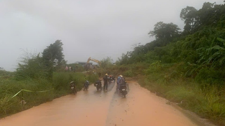 Hiện trường sạt lở. 582601943785956911-9048.jpg