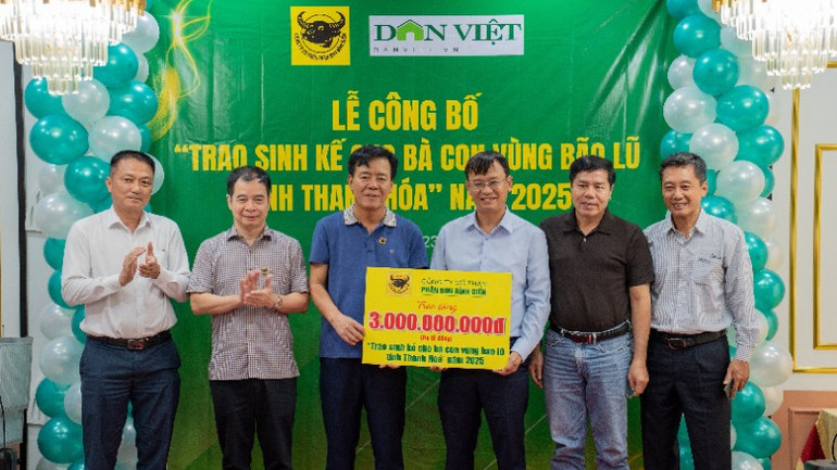 Ông Ngô Văn Đông,Tổng Giám đốc Công ty cổ phần Phân bón Bình Điền trao tặng gói sinh kế. dsc02254-1323.jpg