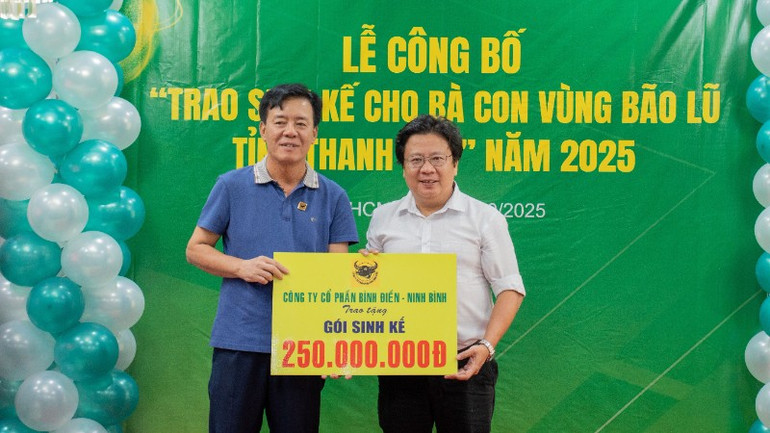Ông Ngô Văn Đông,Tổng Giám đốc Công ty cổ phần Phân bón Bình Điền trao tặng gói sinh kế. dsc02209-3988.jpg