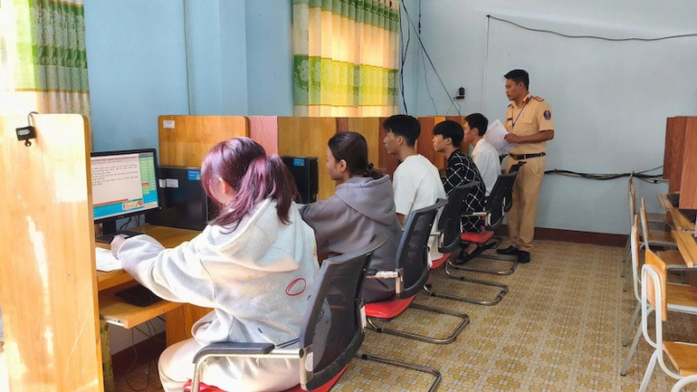 Thí sinh thi phần lý thuyết trên phần mềm sát hạch. 2ab3fd460406b358ea17.jpg