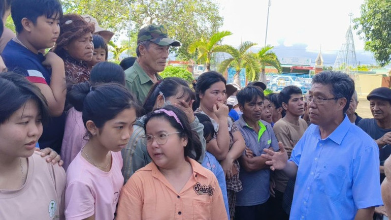 Phó Chủ tịch Ủy ban nhân dân tỉnh Nguyễn Minh chia sẻ, hỏi thăm người dân. 2666310978274383596-6568.jpg