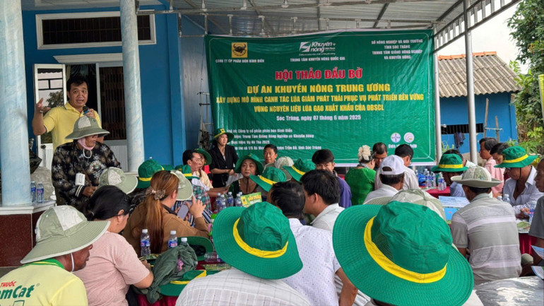 Nhà khoa học tập huấn kỹ thuật cho bà con nông dân ca85cd840c5ebb00e24f-526.jpg