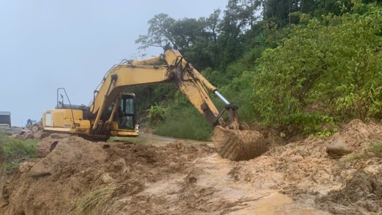 Máy xúc đang dọn dẹp đất đá. 41afdd58acc4219a78d5-1988.jpg
