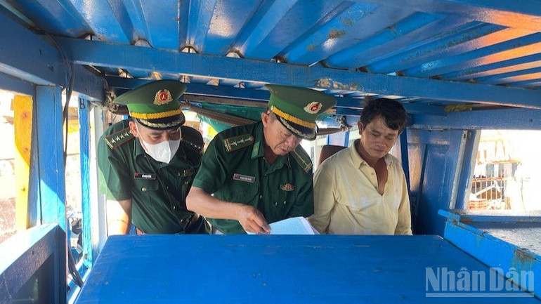 Đồn Biên phòng kiểm tra tàu cá tại cảng Phan Thiết. ndo_br_img-8097-280.jpg