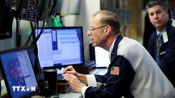 Giao dịch viên tại sàn chứng khoán New York, Mỹ. (Ảnh: THX/TTXVN)