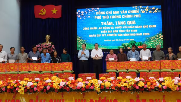 Người dân phấn khởi khi được nhận quà Tết của Đoàn công tác.