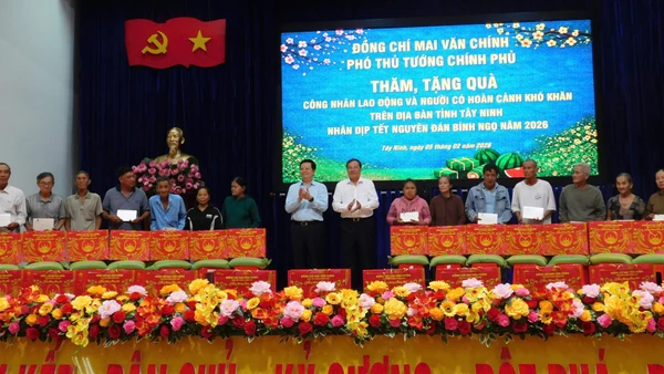 Người dân phấn khởi khi được nhận quà Tết của Đoàn công tác.