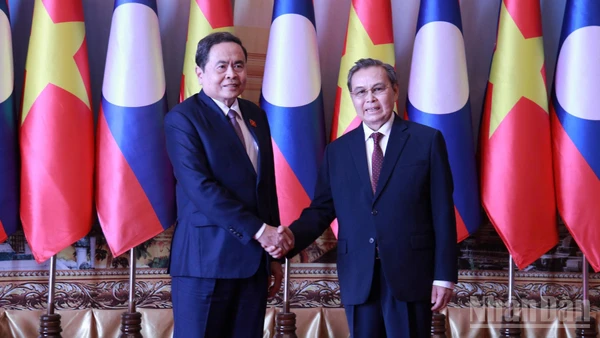 Chủ tịch Quốc hội Trần Thanh Mẫn hội kiến Chủ tịch Quốc hội Lào Saysomphone Phomvihane. (Ảnh: TRỊNH DŨNG - DUY TOÀN)