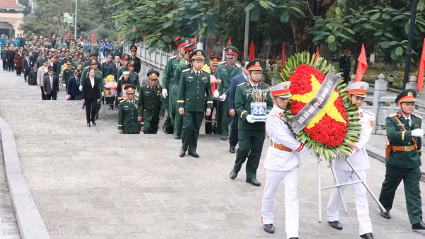 Lễ truy điệu và an táng hài cốt liệt sĩ tại Nghĩa trang Liệt sĩ Vị Xuyên.
